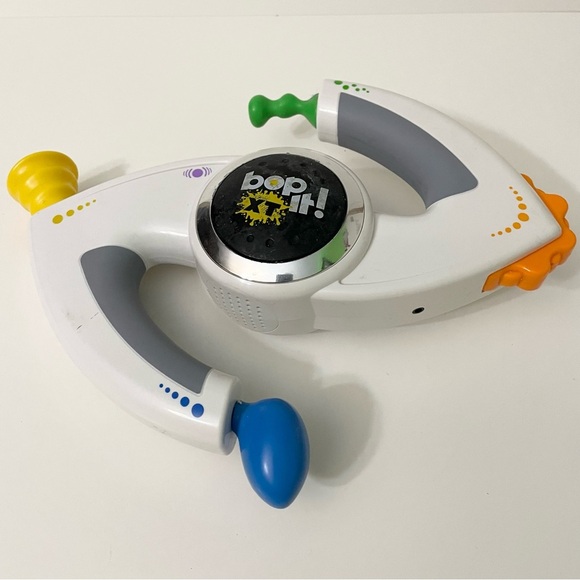 Bop It XT 2010 Handheld Electronic Talking  Game - Picture 1 of 15